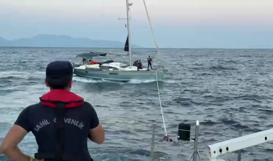 Antalya’nın Demre ilçesinde motor arızası nedeniyle sürüklenen İngiltere bayraklı teknedeki