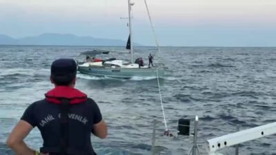 Antalya’nın Demre ilçesinde motor arızası nedeniyle sürüklenen İngiltere bayraklı teknedeki