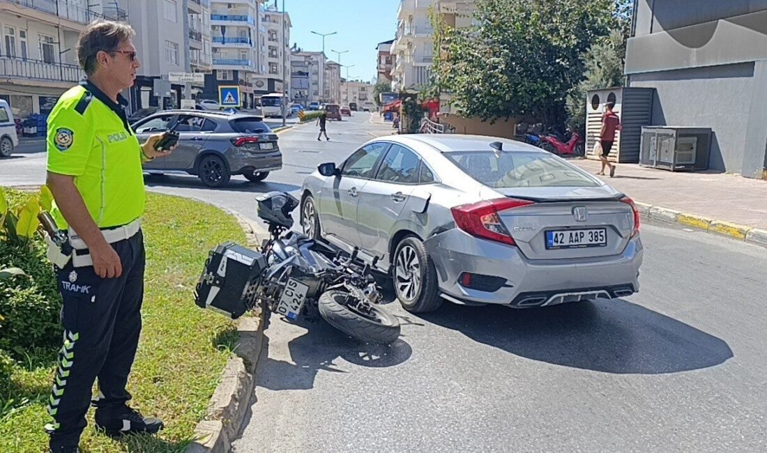 Antalya’nın Manavgat ilçesinde aynı istikamette seyir halindeki motosikletin otomobile yandan