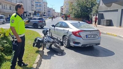 Antalya’nın Manavgat ilçesinde aynı istikamette seyir halindeki motosikletin otomobile yandan