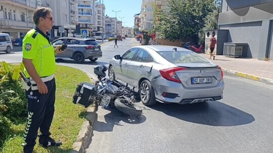 Antalya’nın Manavgat ilçesinde aynı istikamette seyir halindeki motosikletin otomobile yandan