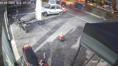 Antalya’da ağaca çarpıp takla atan otomobilin kazanın şiddetiyle motorunun yerinden