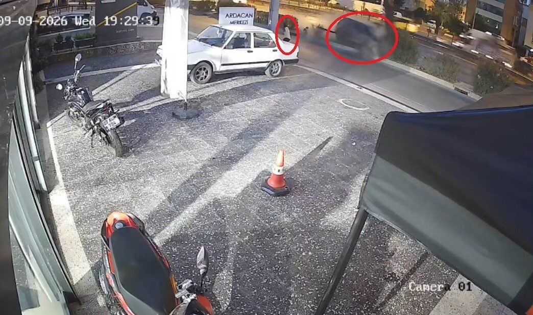 Antalya’da ağaca çarpıp takla atan otomobilin kazanın şiddetiyle motorunun yerinden
