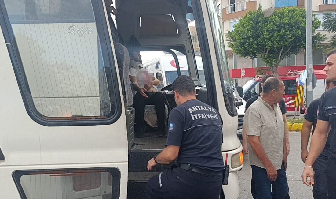 Antalya’nın Manavgat ilçesinde otobüs ile otomobilin çarpışması sonucu meydana gelen