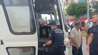 Antalya’nın Manavgat ilçesinde otobüs ile otomobilin çarpışması sonucu meydana gelen