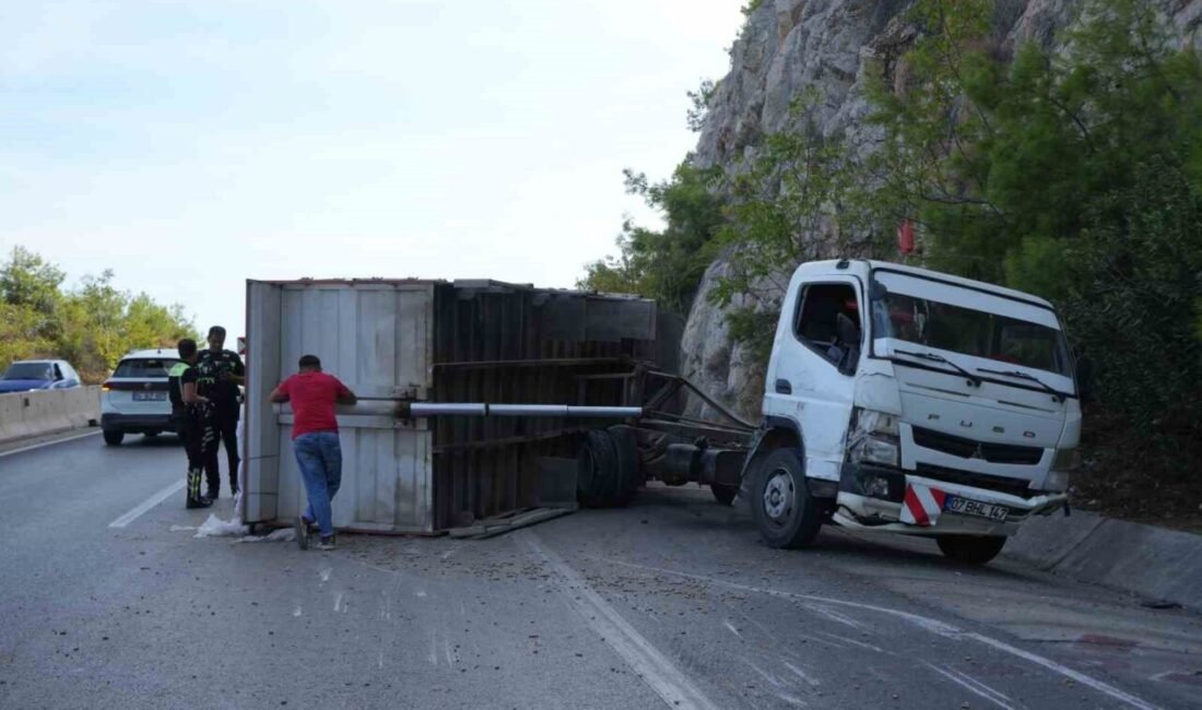 Antalya-Kemer karayolunda bariyerlere çarptıktan sonra yaklaşık 1 kilometre boyunca sürterek