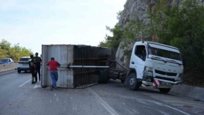 Antalya-Kemer karayolunda bariyerlere çarptıktan sonra yaklaşık 1 kilometre boyunca sürterek