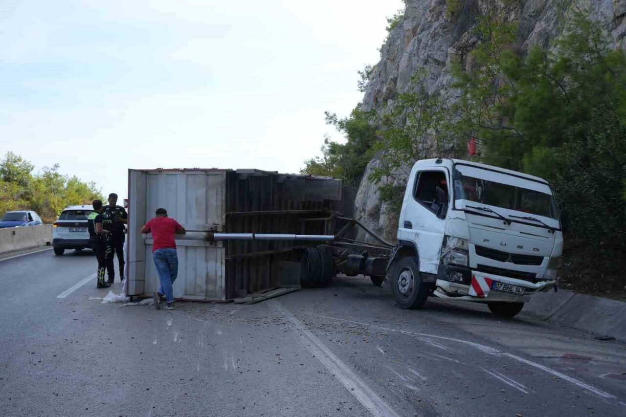 Antalya-Kemer karayolunda bariyerlere çarptıktan sonra yaklaşık 1 kilometre boyunca sürterek