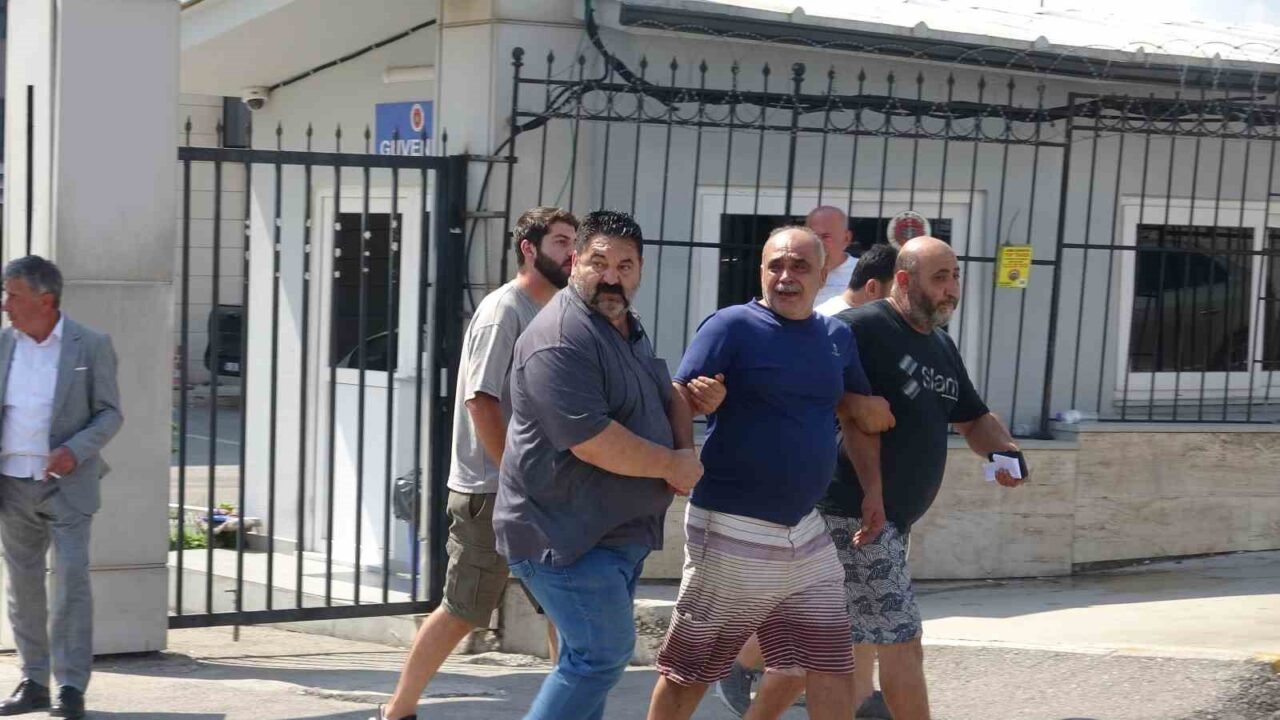 Antalya’da sürücüsünün kontrolünden çıkıp ağaca çarpan otomobildeki 24 yaşındaki hemşire,
