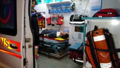 Antalya’nın Manavgat ilçesinde refüj bordürüne çarptıktan sonra takla atarak devrilen