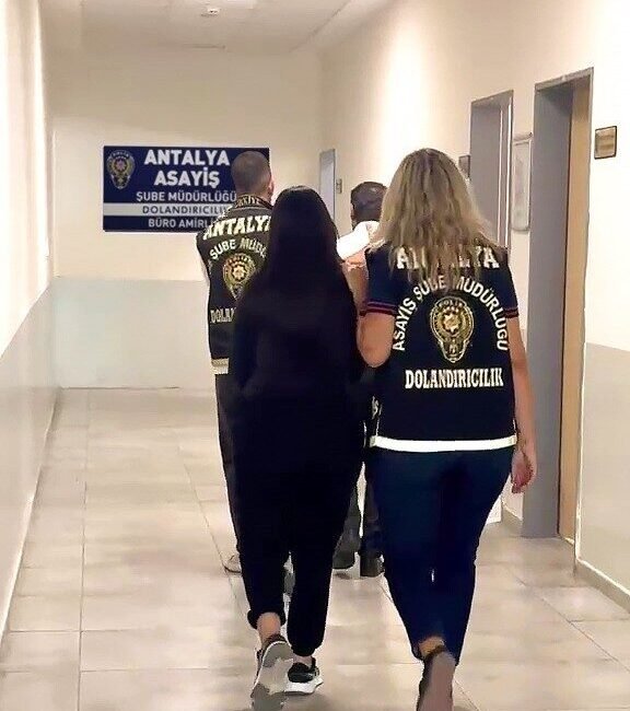 Antalya’da telefonda kendilerini polis olarak tanıtan şahıslar, kimliğinin bir dolandırıcılık