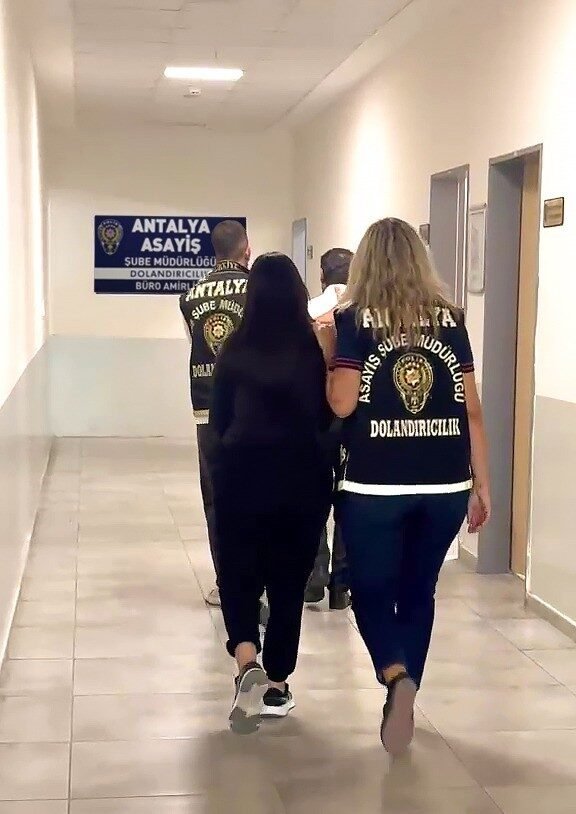 Antalya’da telefonda kendilerini polis olarak tanıtan şahıslar, kimliğinin bir dolandırıcılık