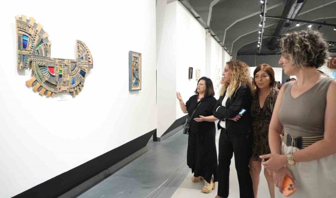 Kepez Belediyesi’nin ev sahipliğinde açılan “İZ” Davetli Çağdaş Seramik Sergisi,
