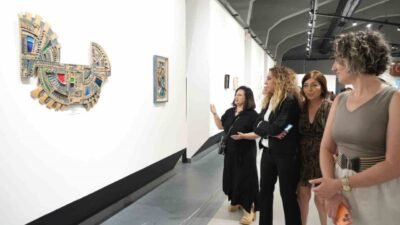 Kepez Belediyesi’nin ev sahipliğinde açılan “İZ” Davetli Çağdaş Seramik Sergisi,