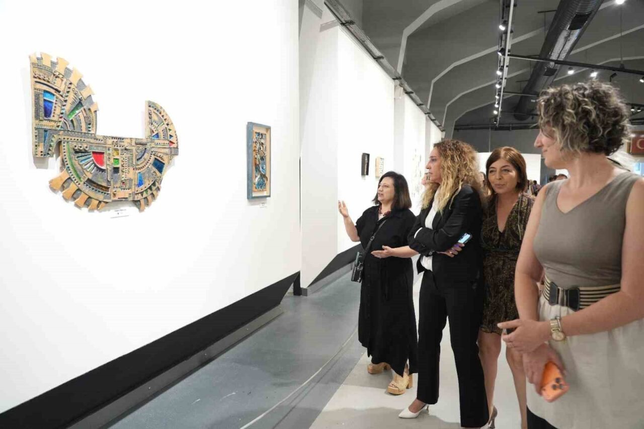 Kepez Belediyesi’nin ev sahipliğinde açılan “İZ” Davetli Çağdaş Seramik Sergisi,