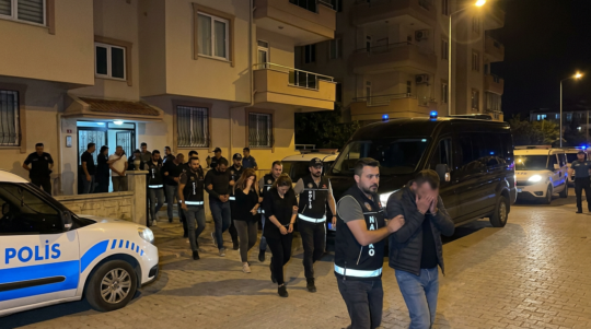Antalya’nın Serik ilçesinde düzenlenen uyuşturucu ve fuhuş operasyonunda aralarında iş