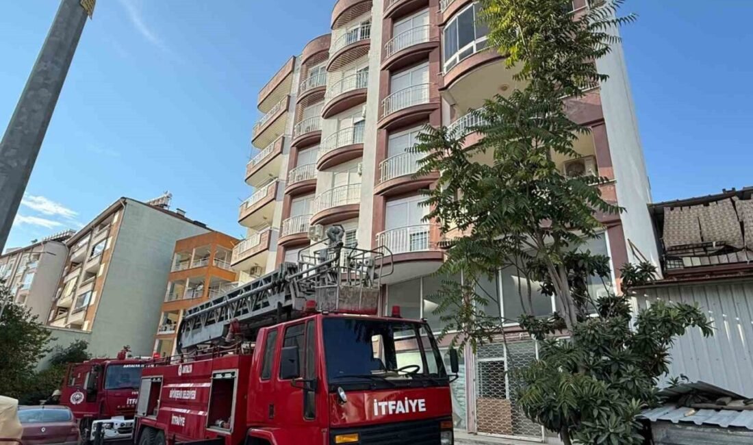 Serik Yeni Mahalle'de apartmanın balkonu yangın çıktı, itfaiye müdahalesiyle daireye