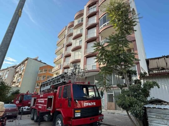 Serik Yeni Mahalle'de apartmanın balkonu yangın çıktı, itfaiye müdahalesiyle daireye