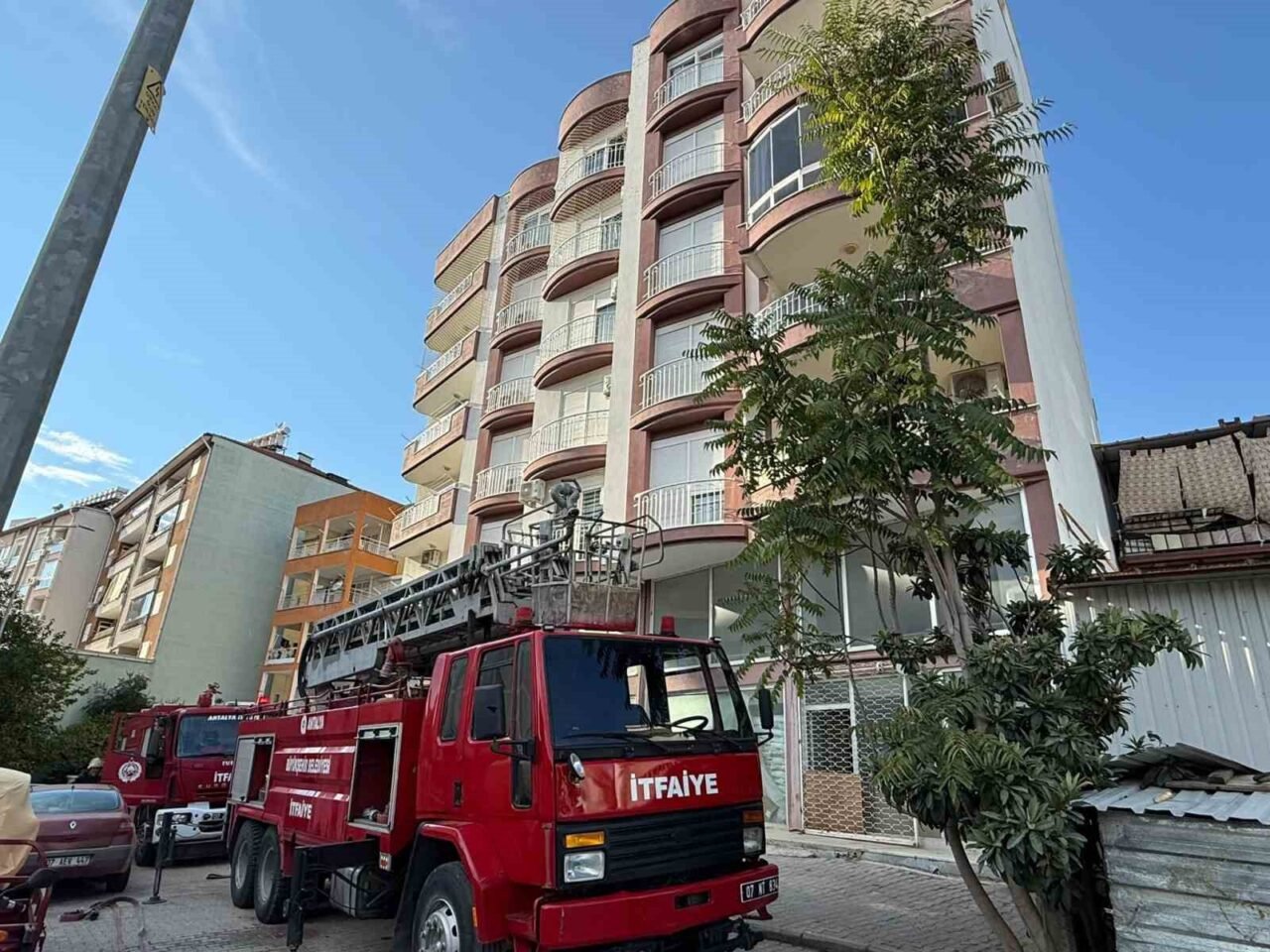 Serik Yeni Mahalle'de balkon yangını daireye sıçramadı