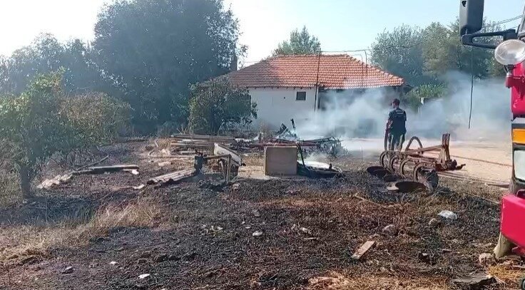 Antalya’nın Serik ilçesine bağlı Çandır Mahallesi’nde otluk alanda çıkan yangın,