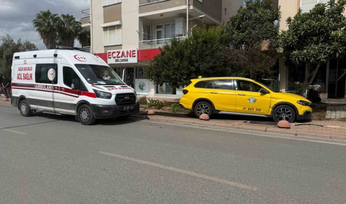 Antalya’nın Serik ilçesinde kavşakta ticari taksi ile hafif ticari aracın