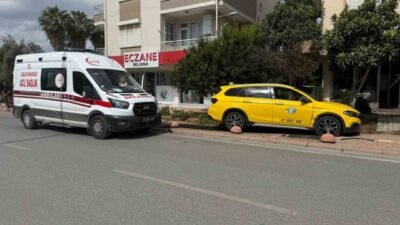 Antalya’nın Serik ilçesinde kavşakta ticari taksi ile hafif ticari aracın