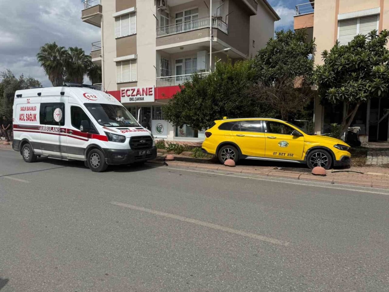 Antalya’nın Serik ilçesinde kavşakta ticari taksi ile hafif ticari aracın