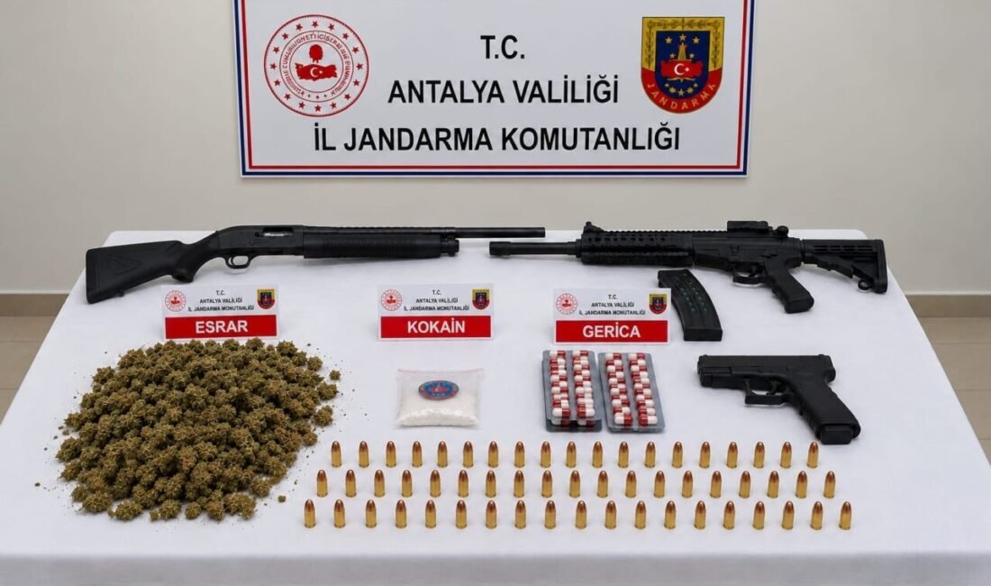 Antalya’nın Serik ilçesinde jandarma ekiplerince düzenlenen uyuşturucu operasyonunda 20 şüpheli