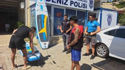 Antalya’da SUP ile denize açılan 2 kişi, küreklerinin kırılmasının ardından