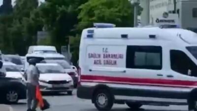 Antalya’da motosiklet kazasının ardından oluşan yoğunlukta ambulansın ilerlemekte güçlük çektiğini