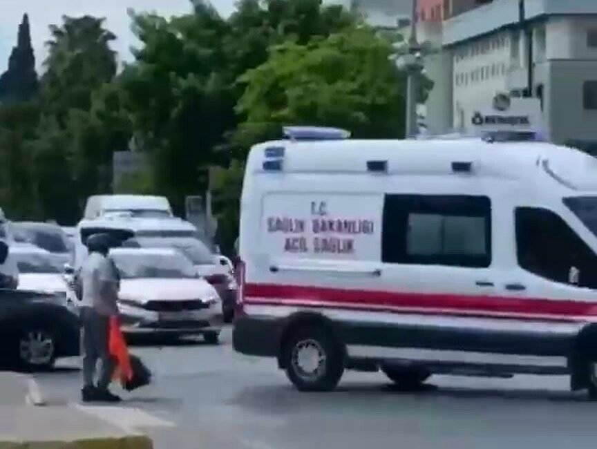 Antalya’da motosiklet kazasının ardından oluşan yoğunlukta ambulansın ilerlemekte güçlük çektiğini
