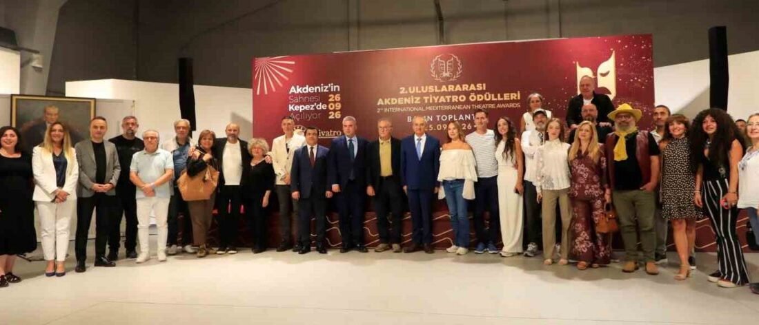 2. Uluslararası Tiyatro Ödülleri öncesi düzenlenen toplantıda konuşan Kepez Belediye