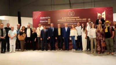 2. Uluslararası Tiyatro Ödülleri öncesi düzenlenen toplantıda konuşan Kepez Belediye