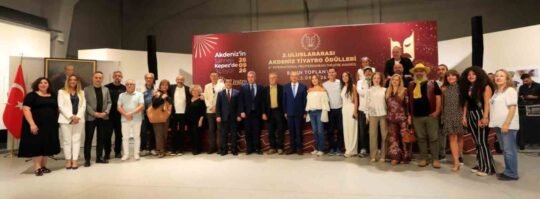 2. Uluslararası Tiyatro Ödülleri öncesi düzenlenen toplantıda konuşan Kepez Belediye