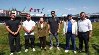 Büyük heyecana sahne olan Elmalı Güreşleri’nde kazanan dostluk oldu. Kurtdere