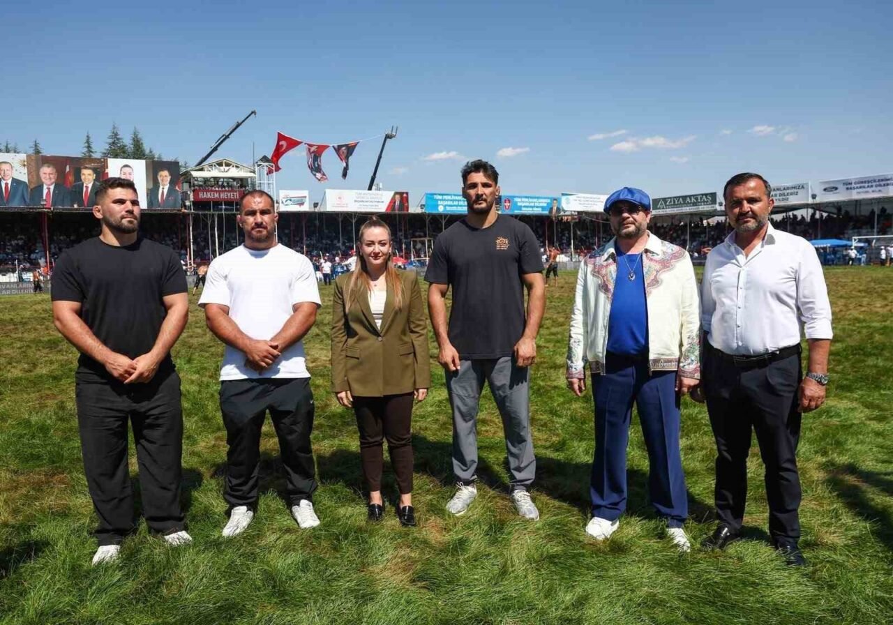 Büyük heyecana sahne olan Elmalı Güreşleri’nde kazanan dostluk oldu. Kurtdere