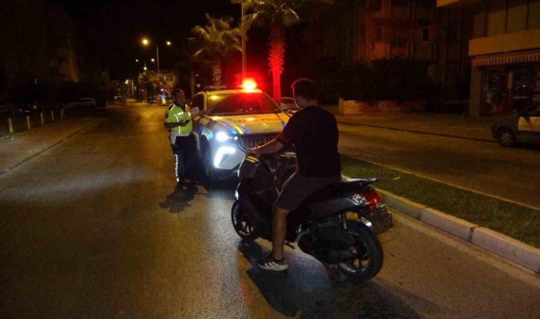 Antalya’nın Manavgat ilçesinde motosikletin ön tekerlerini kaldırarak ters yönden gelen