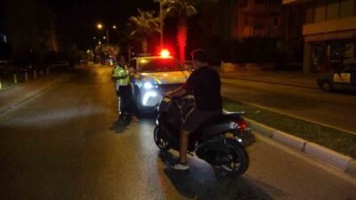 Antalya’nın Manavgat ilçesinde motosikletin ön tekerlerini kaldırarak ters yönden gelen