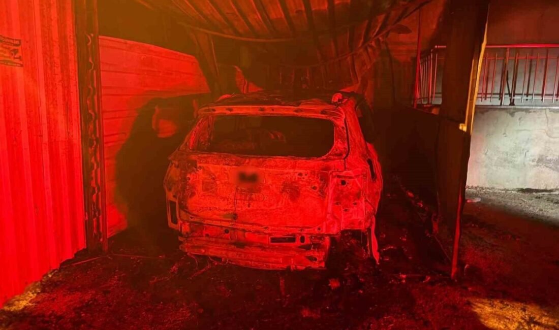Antalya’da garajda park halindeki otomobilde başlayıp 3 katlı binaya sıçrayan