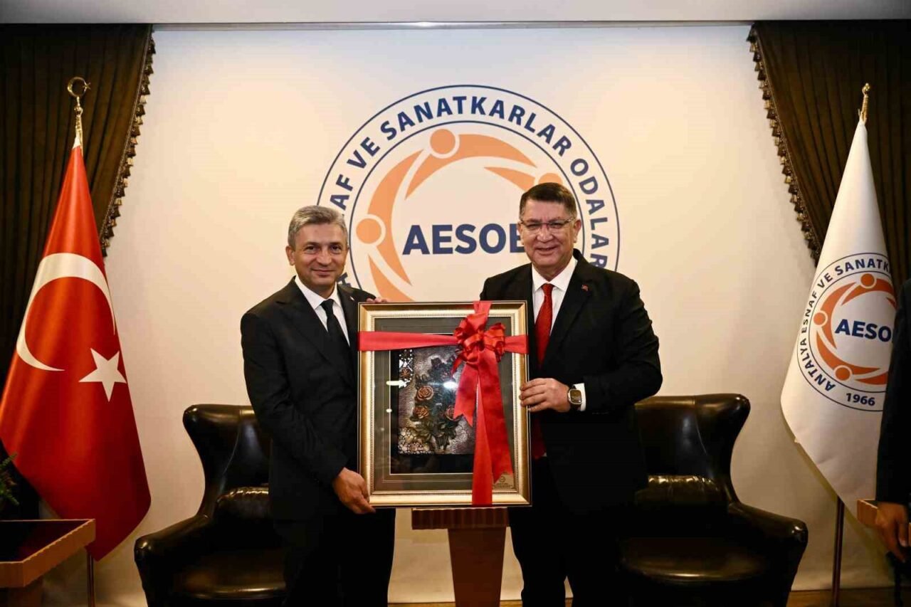 Antalya Valisi Hulusi Şahin, AESOB Başkanı Adlıhan Dere’ye tebrik ziyaretinde
