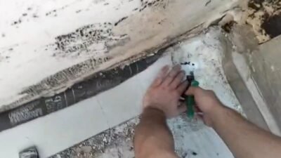 Antalya’nın Manavgat ilçesinde bir binanın terasındaki yağmur suyu giderine sıkışan