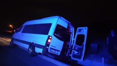 Antalya’nın Manavgat ilçesinde sürücüsünün direksiyon hakimiyetini kaybeden minibüs, yol kenarındaki