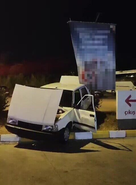 Antalya’nın Manavgat ilçesinde uyarı levhasını dikkate almayarak ‘U’ dönüşü yapmak