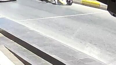 Antalya’nın Manavgat ilçesinde, yaya geçidi bulunmayan noktadan karşıya geçmeye çalışan