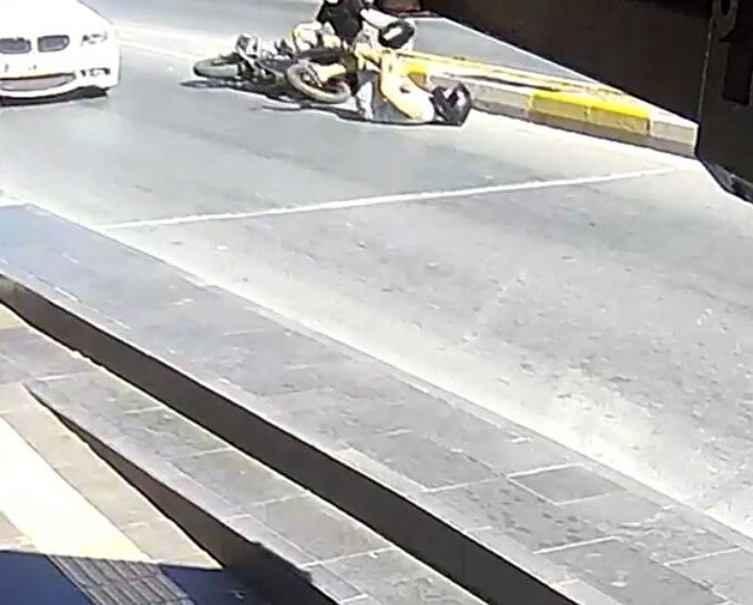 Antalya’nın Manavgat ilçesinde, yaya geçidi bulunmayan noktadan karşıya geçmeye çalışan