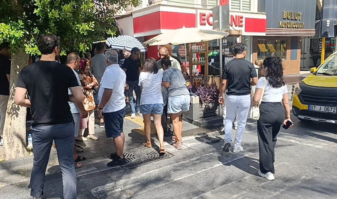 Antalya’nın Manavgat ilçesinde yayalara yol veren araçların arasından hızla geçerek