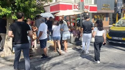 Antalya’nın Manavgat ilçesinde yayalara yol veren araçların arasından hızla geçerek