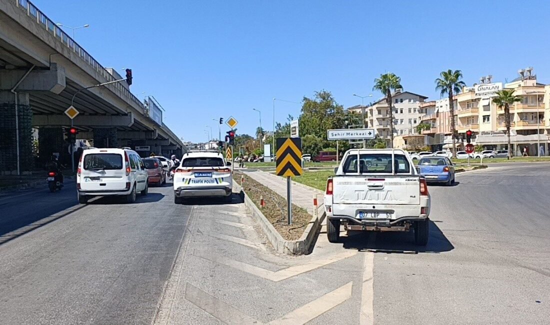 Antalya’nın Manavgat ilçesinde yol üzerinde içerisinde sürücüsü bulunmayan park halindeki