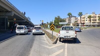 Antalya’nın Manavgat ilçesinde yol üzerinde içerisinde sürücüsü bulunmayan park halindeki