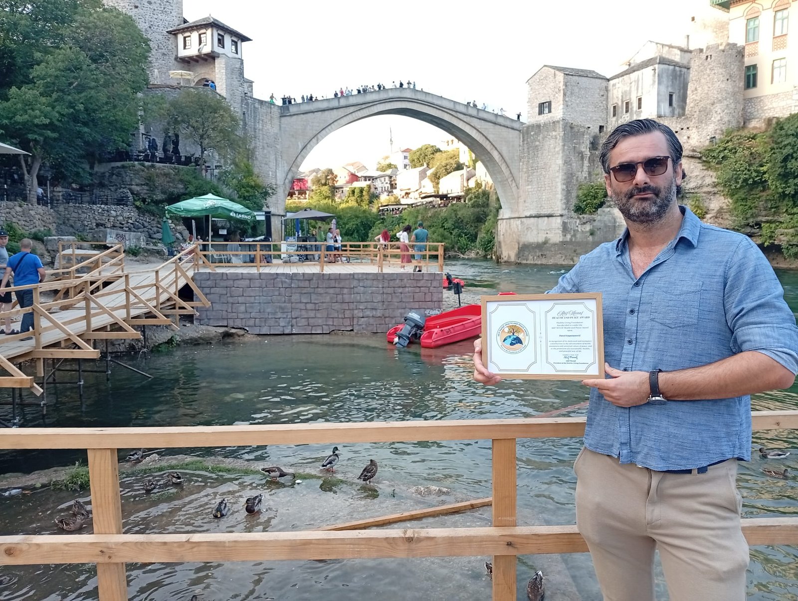 Darel Kapetanović, Akif Manaf Sağlık ve Barış Ödülü belgesiyle